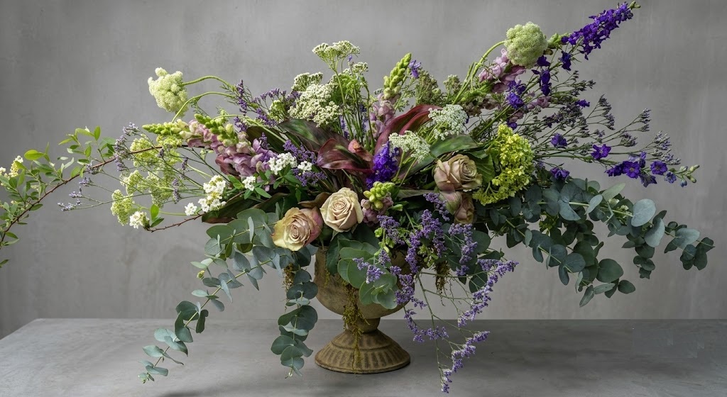 Arranjo floral sofisticado com rosas, eucalipto e delfínios